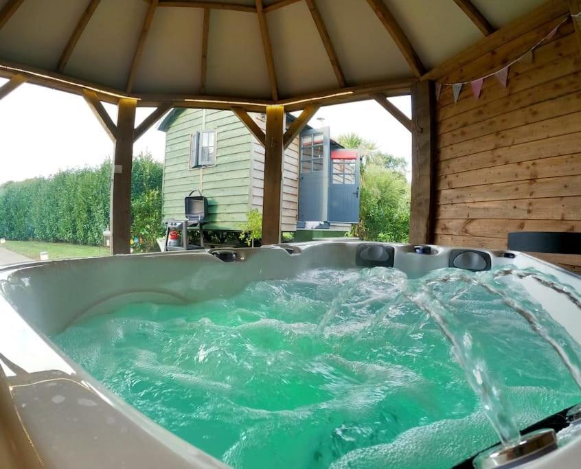 Romantic Retreat - Luxury Shepherds Hut + Hot Tub! Camborne Εξωτερικό φωτογραφία