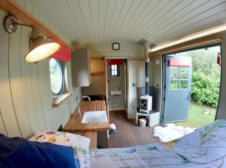 Romantic Retreat - Luxury Shepherds Hut + Hot Tub! Camborne Εξωτερικό φωτογραφία