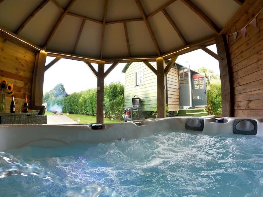Romantic Retreat - Luxury Shepherds Hut + Hot Tub! Camborne Εξωτερικό φωτογραφία