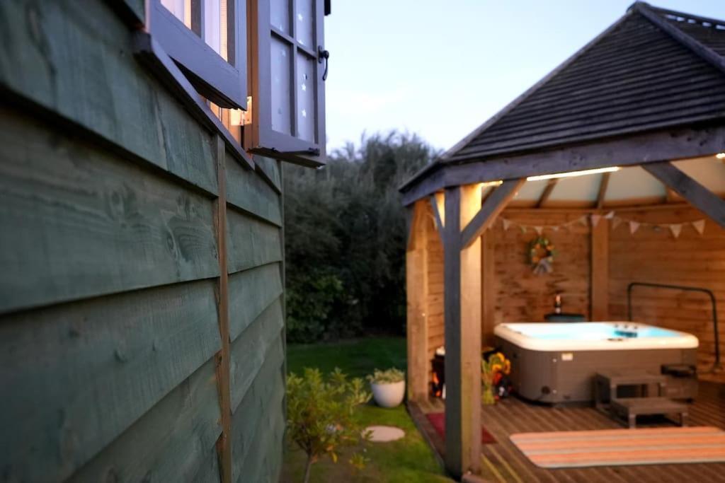 Romantic Retreat - Luxury Shepherds Hut + Hot Tub! Camborne Εξωτερικό φωτογραφία