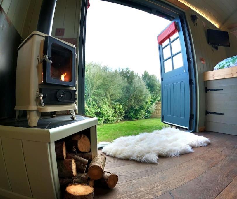 Romantic Retreat - Luxury Shepherds Hut + Hot Tub! Camborne Εξωτερικό φωτογραφία
