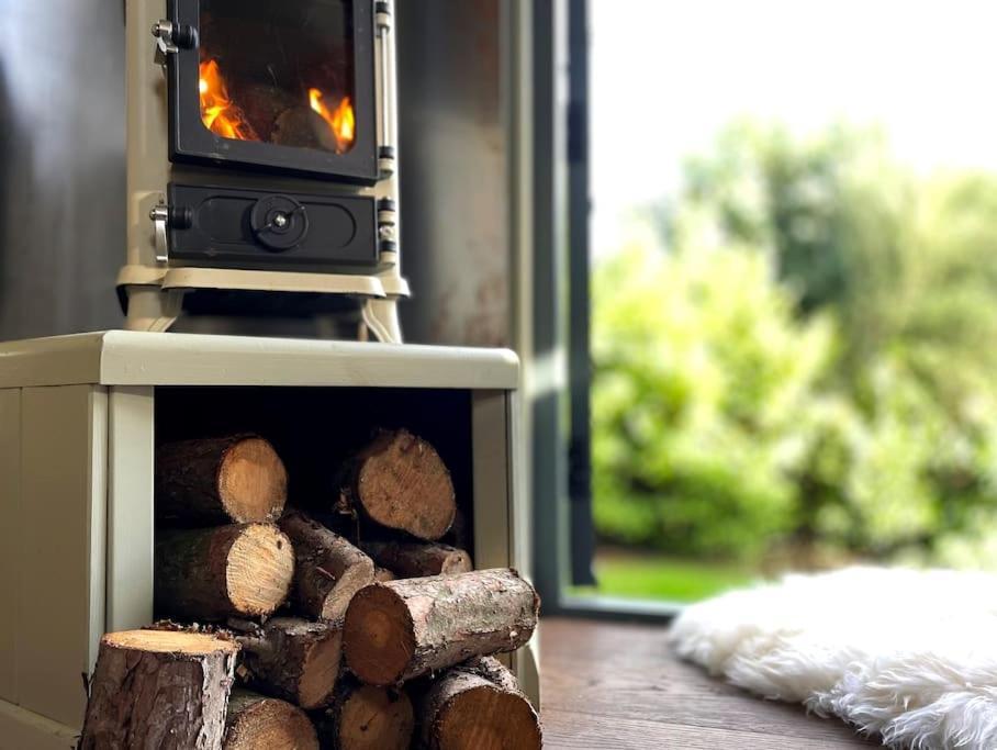 Romantic Retreat - Luxury Shepherds Hut + Hot Tub! Camborne Εξωτερικό φωτογραφία