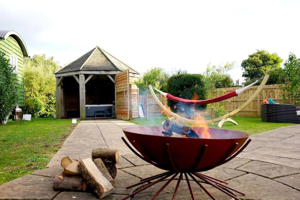 Romantic Retreat - Luxury Shepherds Hut + Hot Tub! Camborne Εξωτερικό φωτογραφία