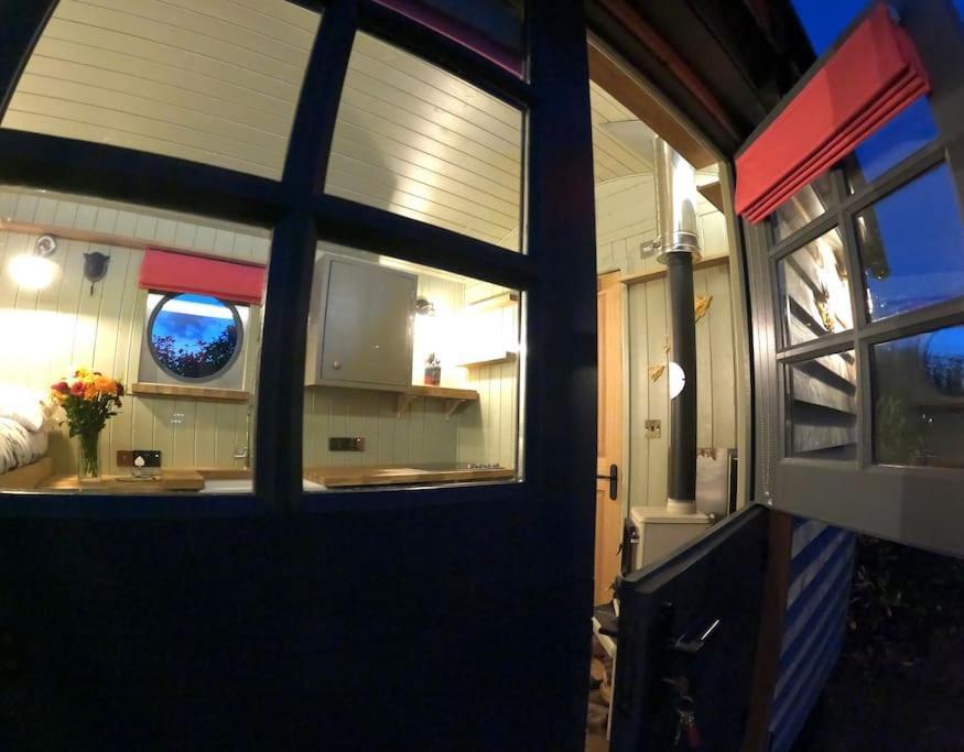 Romantic Retreat - Luxury Shepherds Hut + Hot Tub! Camborne Εξωτερικό φωτογραφία