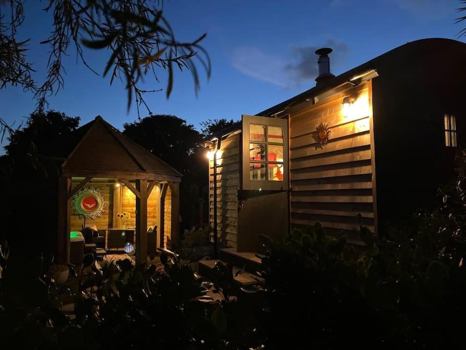 Romantic Retreat - Luxury Shepherds Hut + Hot Tub! Camborne Εξωτερικό φωτογραφία