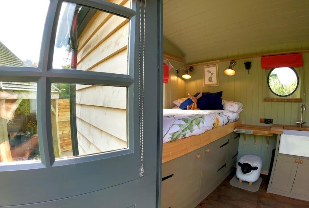 Romantic Retreat - Luxury Shepherds Hut + Hot Tub! Camborne Εξωτερικό φωτογραφία
