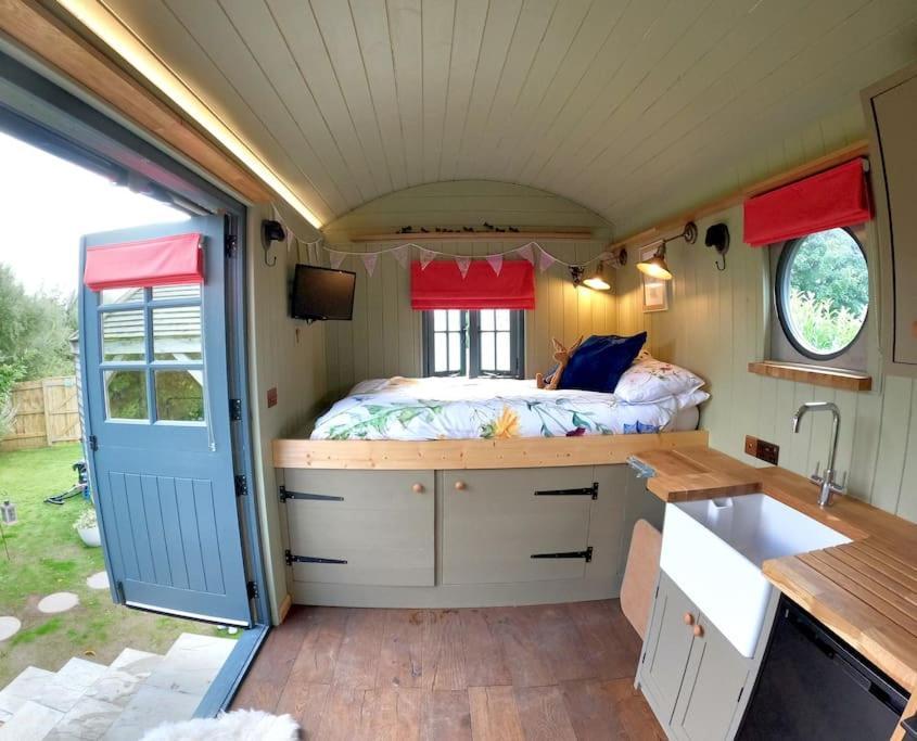 Romantic Retreat - Luxury Shepherds Hut + Hot Tub! Camborne Εξωτερικό φωτογραφία