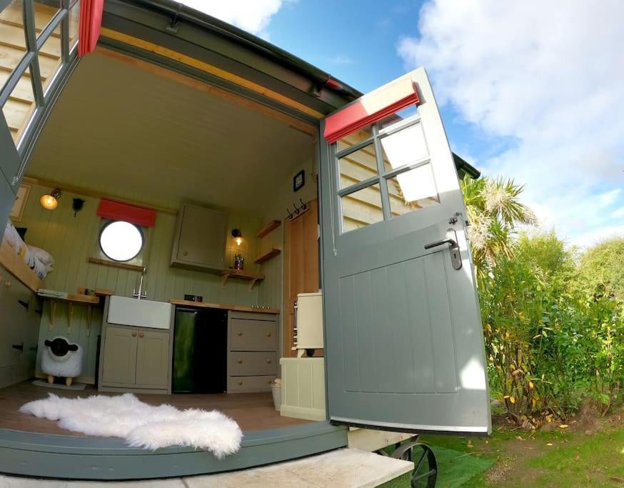 Romantic Retreat - Luxury Shepherds Hut + Hot Tub! Camborne Εξωτερικό φωτογραφία