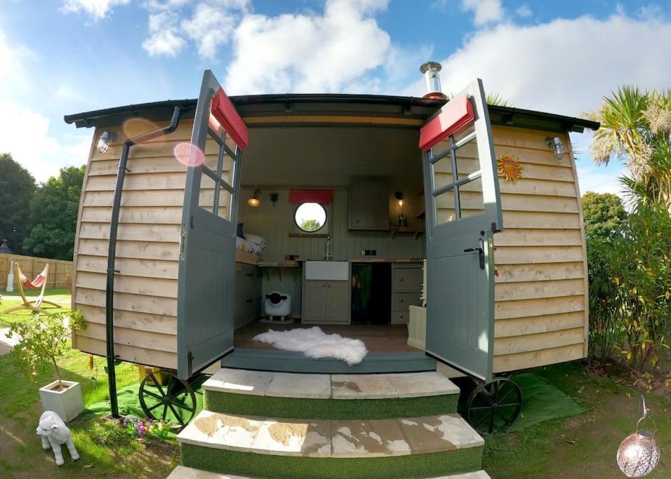 Romantic Retreat - Luxury Shepherds Hut + Hot Tub! Camborne Εξωτερικό φωτογραφία