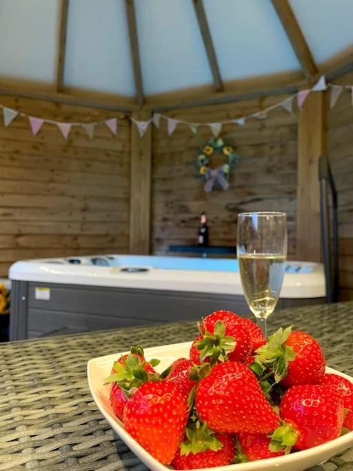 Romantic Retreat - Luxury Shepherds Hut + Hot Tub! Camborne Εξωτερικό φωτογραφία